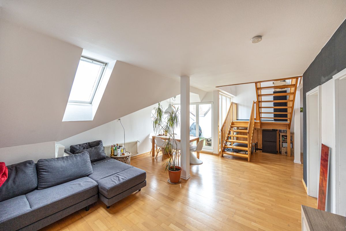 ...mit Blick zur offenen Treppe...