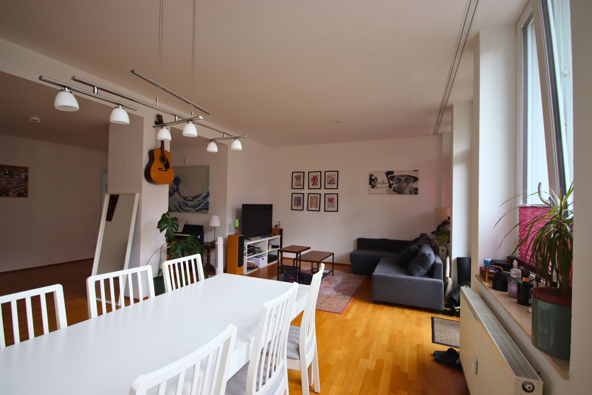 Blick vom Essbereich in den Wohnraum