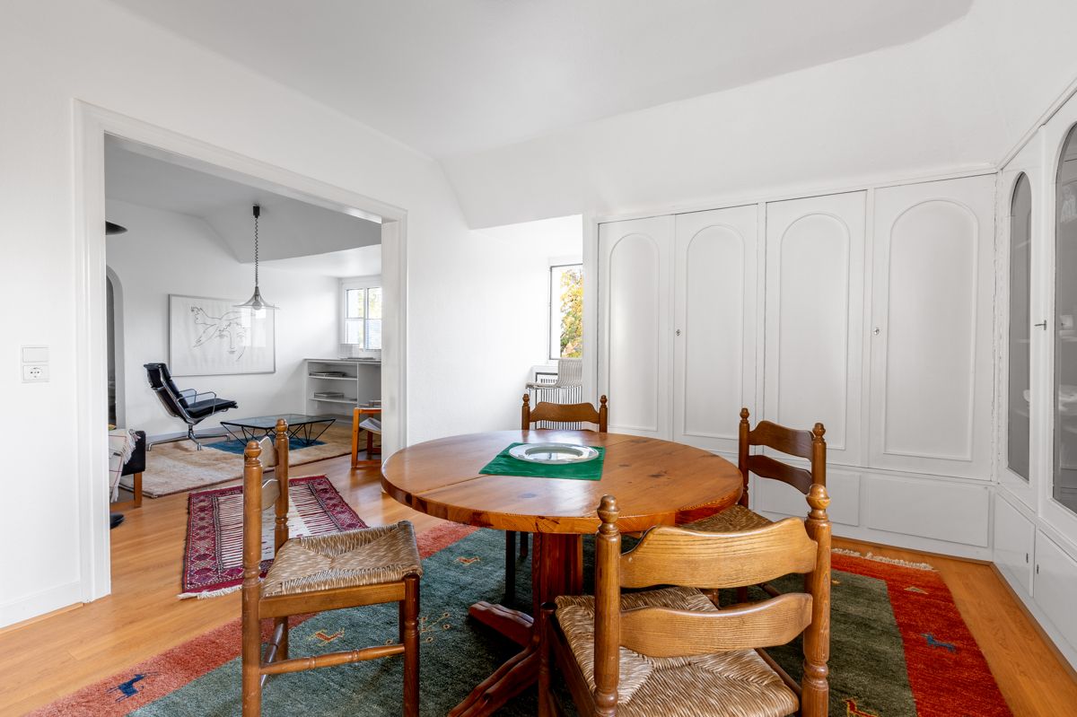 Esszimmer mit Blick zum Wohnzimmer