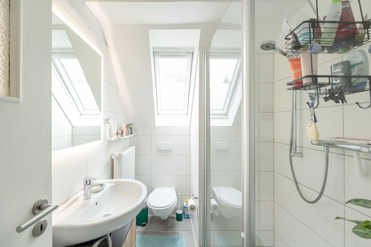 Das sanierte Tageslichtbad mit bodentiefer Dusche