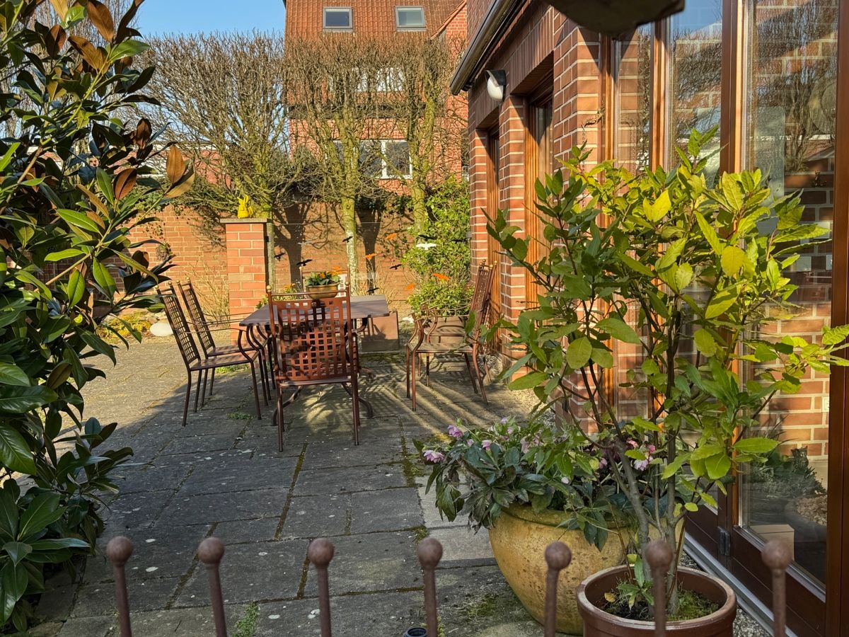Die Terrasse mit viel Platz vor dem Haus
