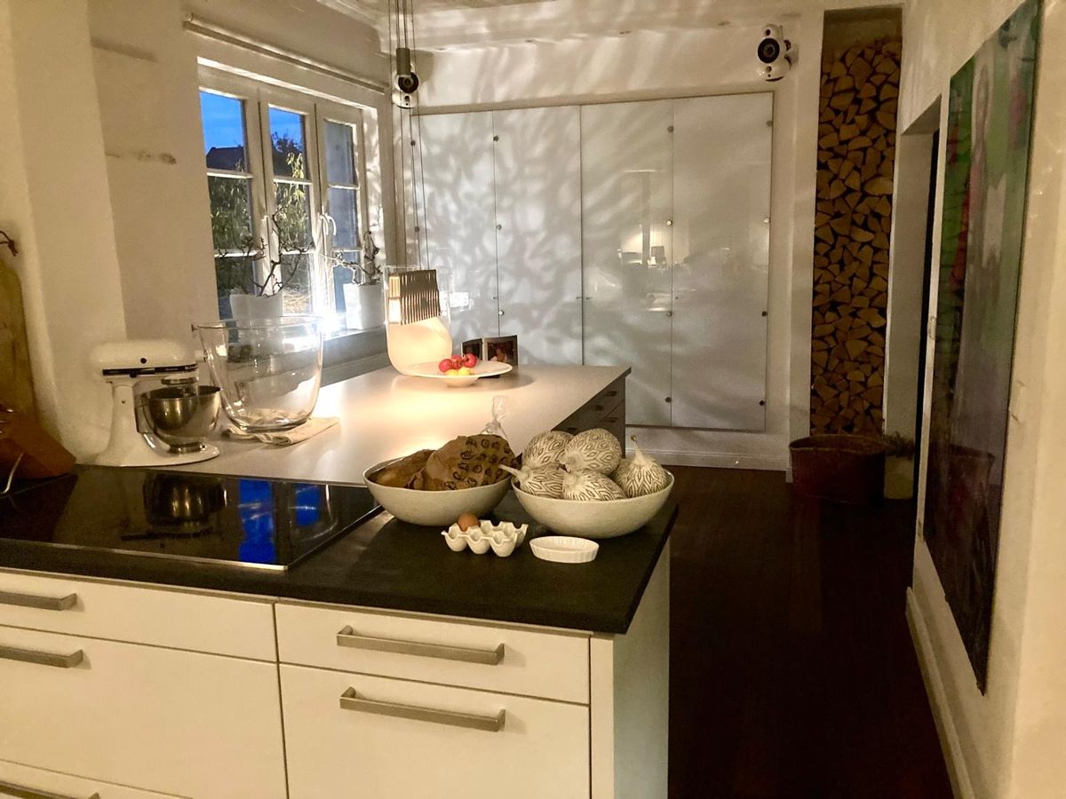 mit Theke fürs Kochen