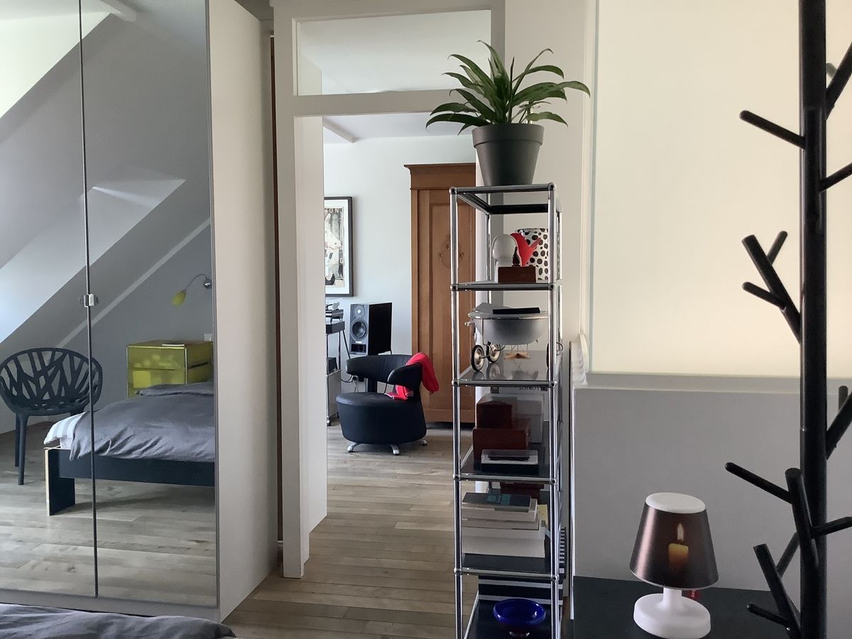 Blick vom Arbeitszimmer ins Schlafzimmer
