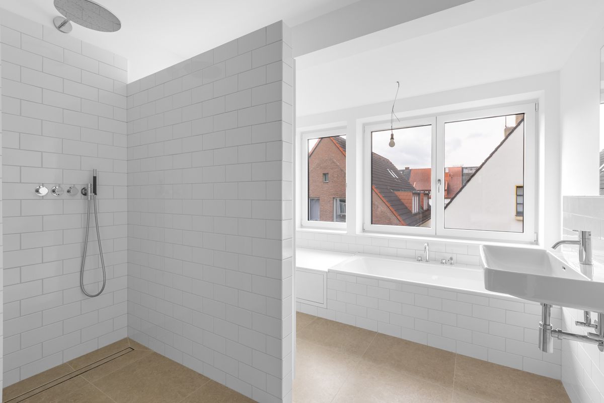 Das moderne Tageslichtbad mit bodentiefer Dusche...