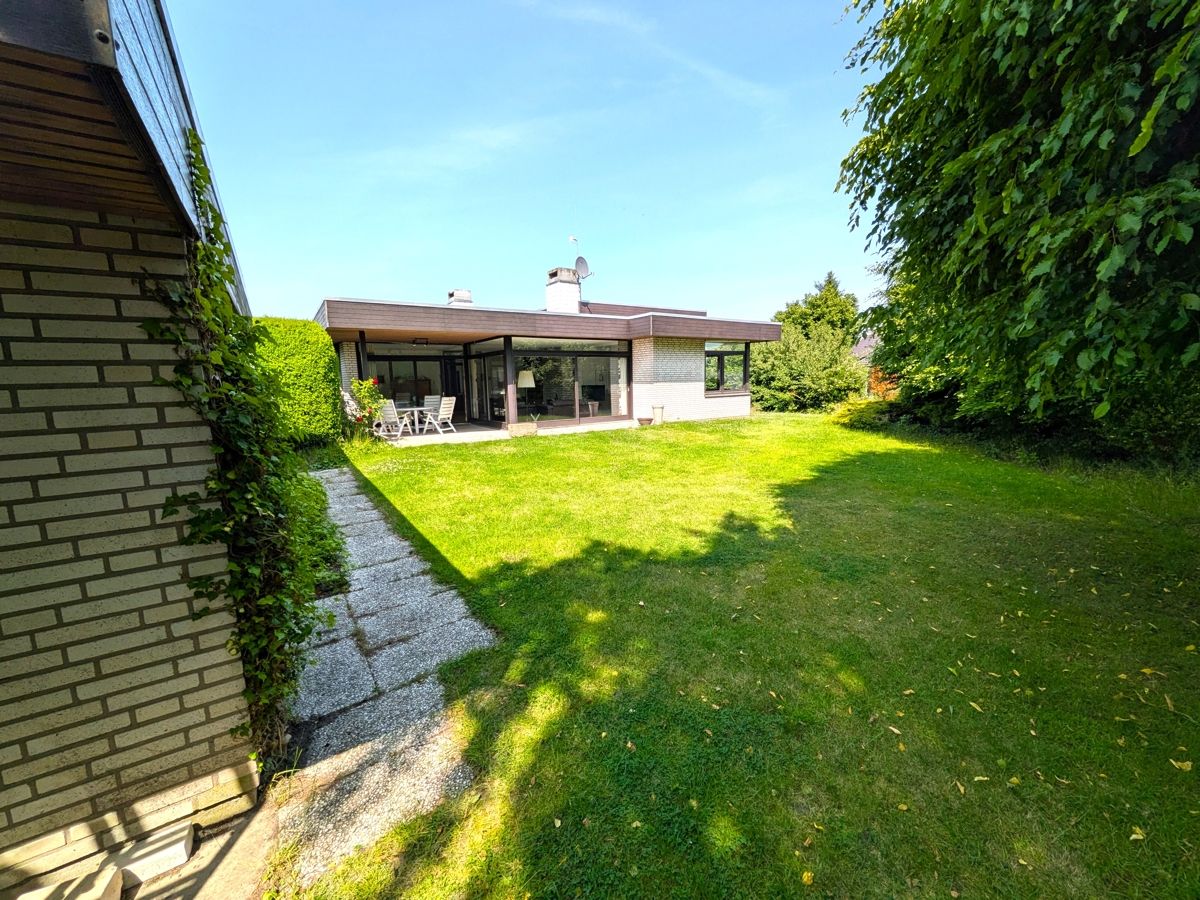 Lassen Sie Ihre Gartenträume wahr werden. Das tolle Grundstück wird von der Garage abgegrenzt.