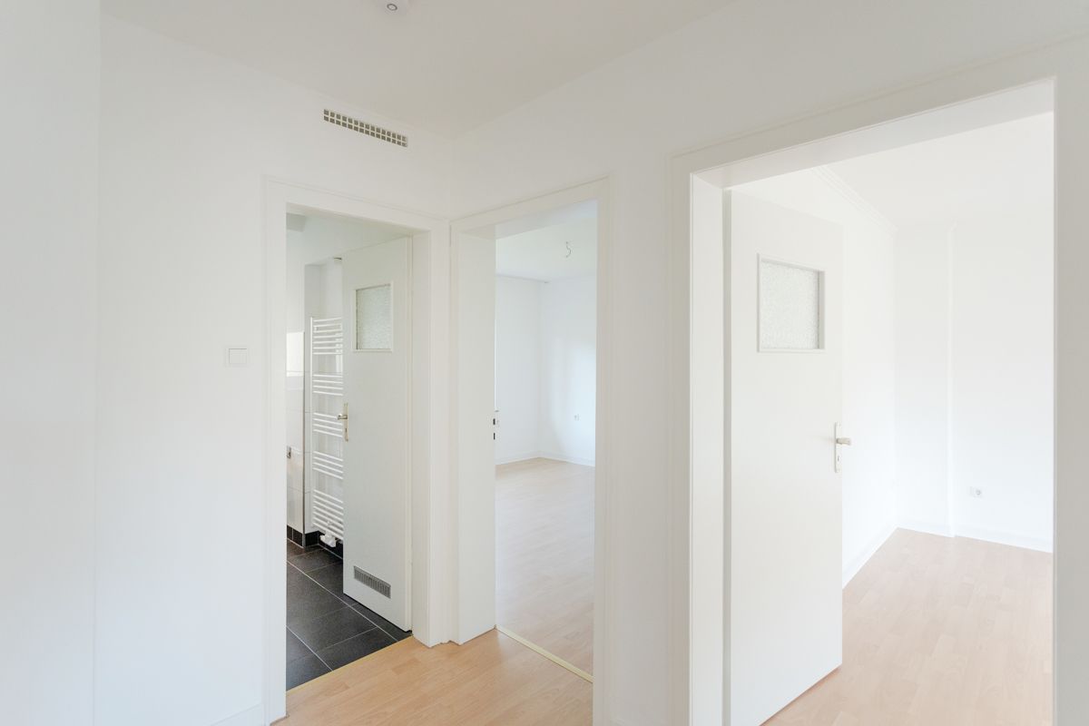 Blick vom Flurbereich in das Bad, den Wohnraum und einen weiteren Raum 