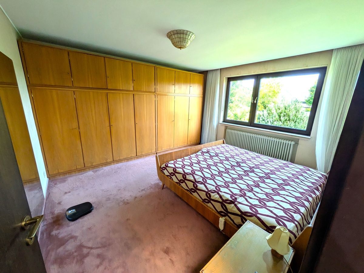 Das geräumige Elternschlafzimmer mit großem Kleiderschrank.