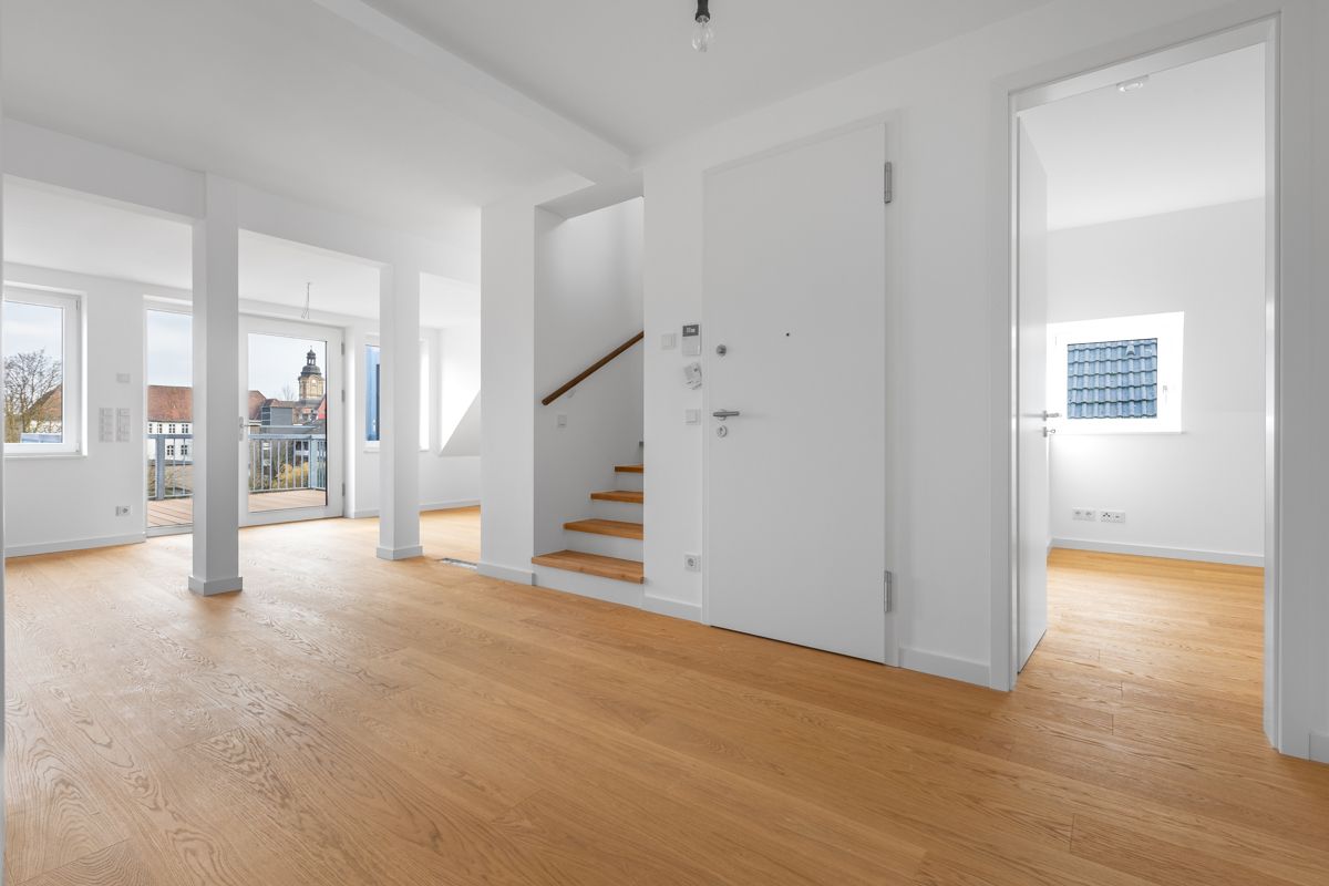 Der offene Eingangsbereich mit Blick zum Wohnbereich