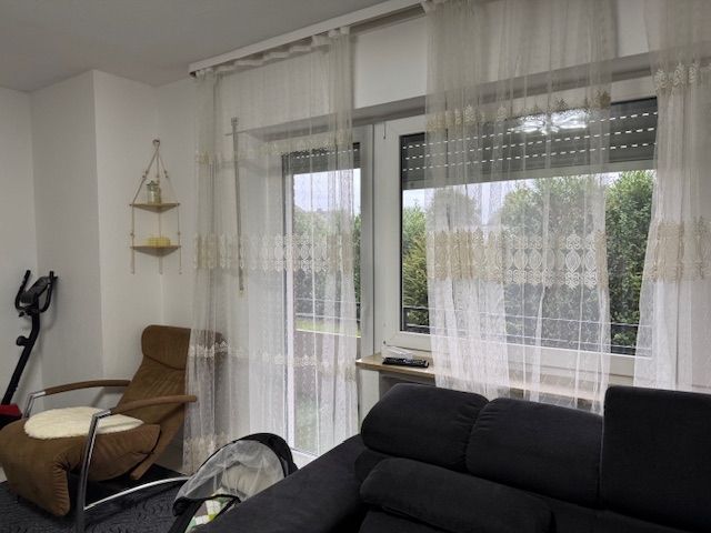 Wohnzimmer mit Zugang zum Balkon
