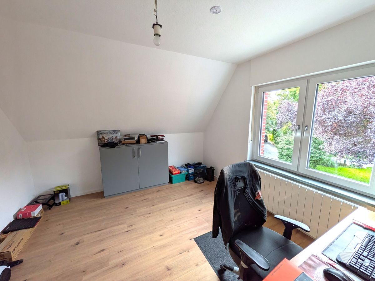 Helles Kinderzimmer mit Blick ins Grüne