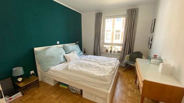 Das Schlafzimmer mit dem großen Fenster