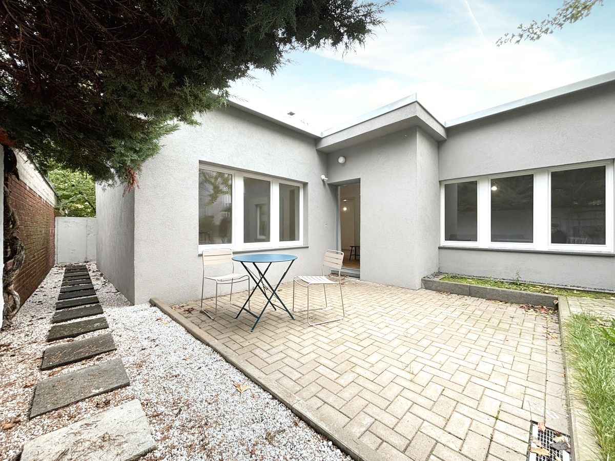 ...mit Weg zur Terrasse im hinteren Bereich