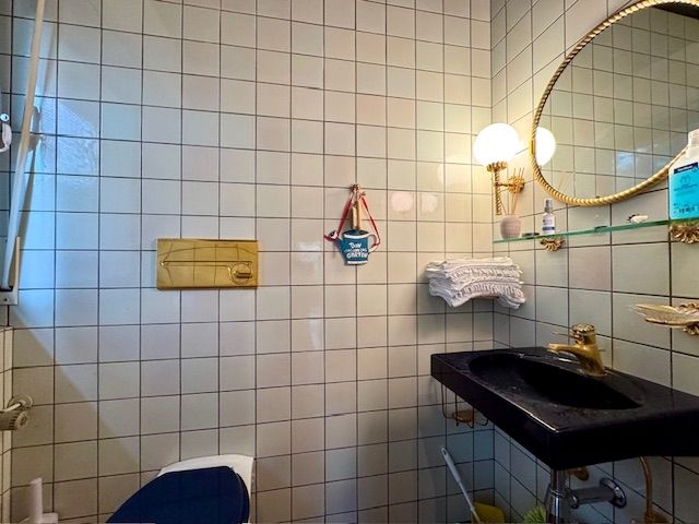 Gäste-WC mit moderner Keramik in schwarz