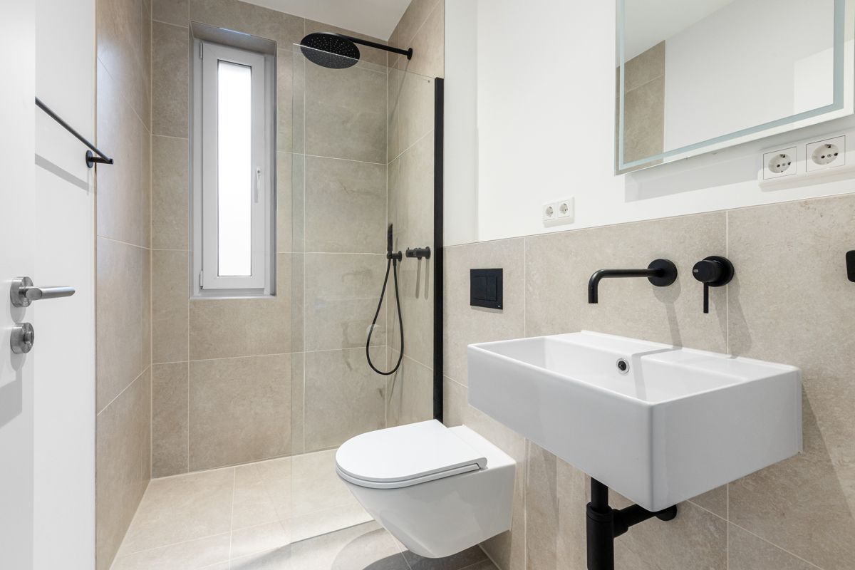 Gäste-WC mit Dusche im Erdgeschoss