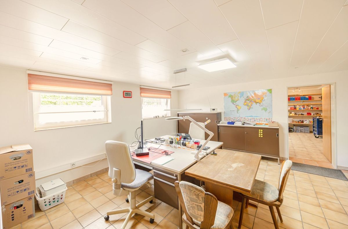 Helles Büro im Keller, Deckenhöhe 2,30 m