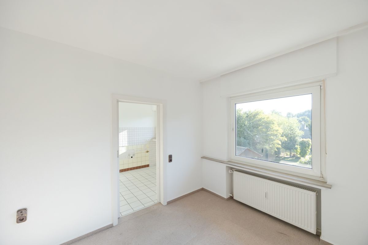 Helles Wohnzimmer mit großem Fenster