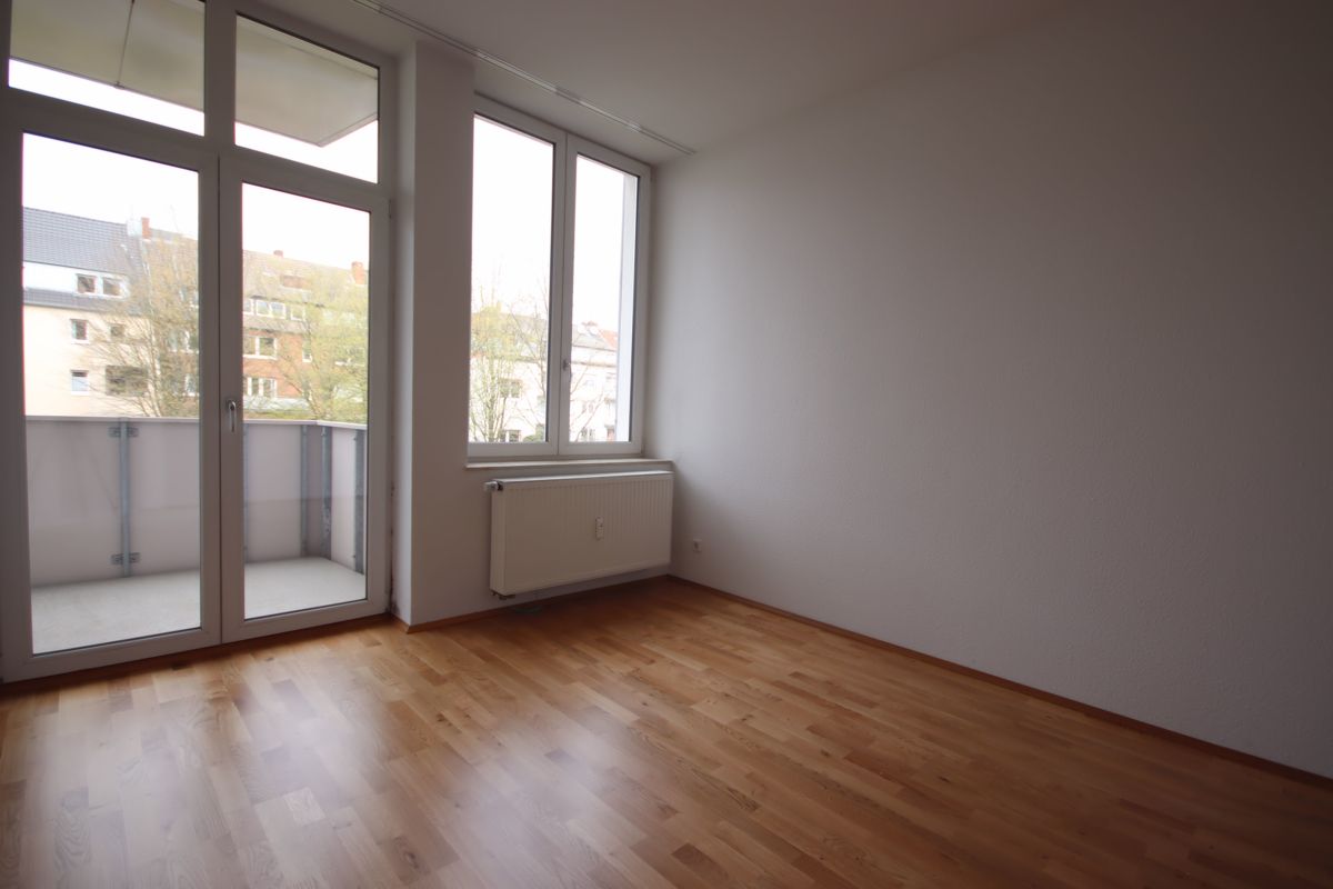 Schlafzimmer mit Zugang zum Balkon