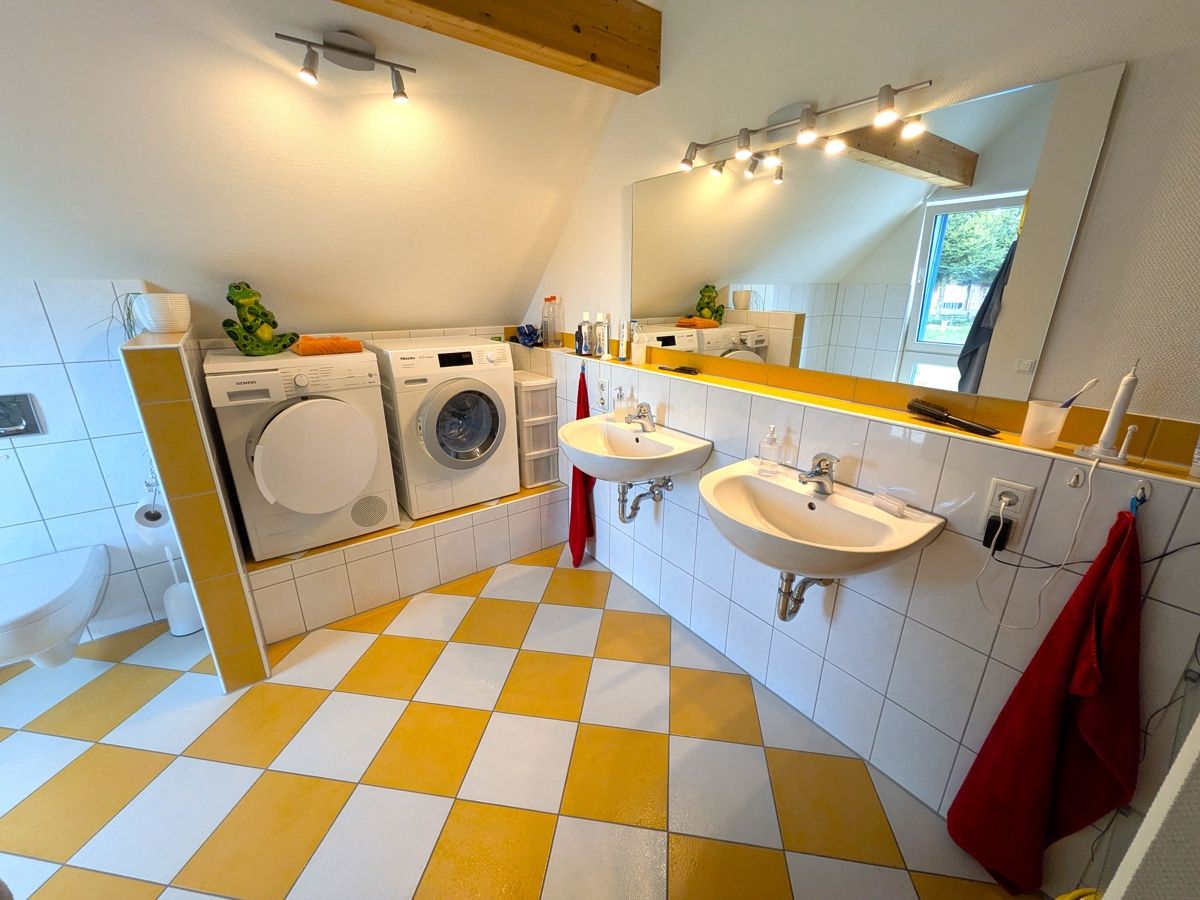 Anstelle von Waschmaschine und Trockner kann auch eine gemütliche Badewanne eingebaut werden
