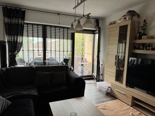 Wohnzimmer mit Zugang zum Balkon