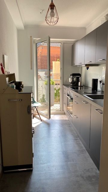 Die Küche mit Zugang zur Loggia