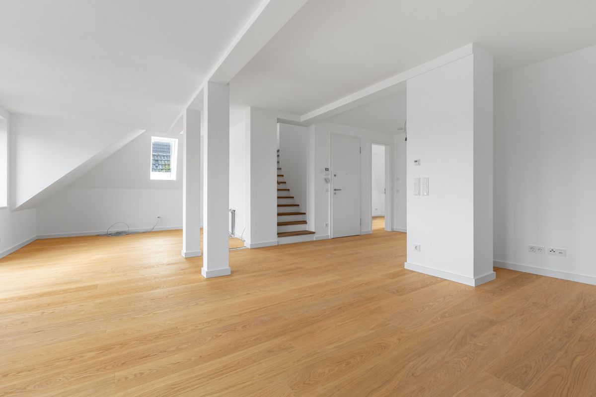 ...und mit Blick zur offenen Küche...