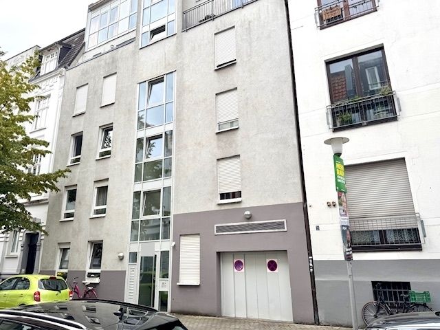 Die moderne Fassade mit Einfahrt zum Lift in die Tiefgarage