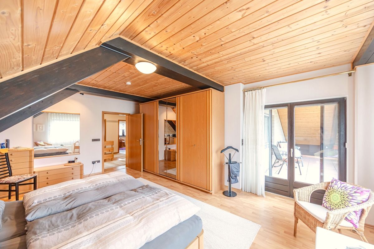 DG-Schlafzimmer mit Loggiazugang