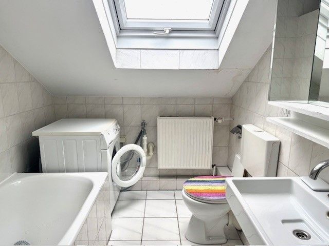 Das Bad mit Dusche, Wanne und Wa-Maschinen-Platz im OG