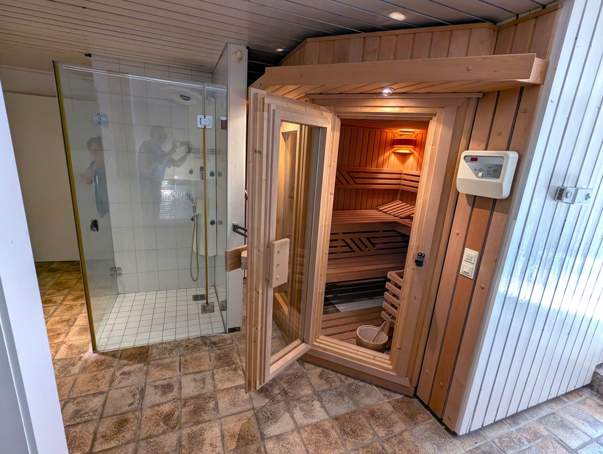 Im Kellerbereich erwarten Sie eine eigene Sauna und Dusche