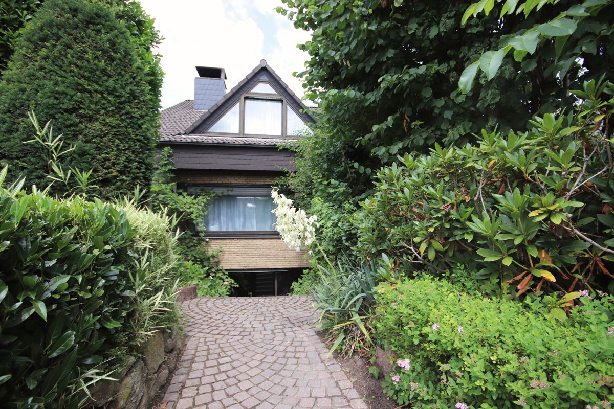 Rückansicht Garten und Haus